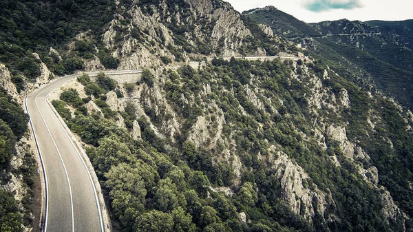 Estrada de país sinuosa em montanhas sardinias — Fotografia de Stock