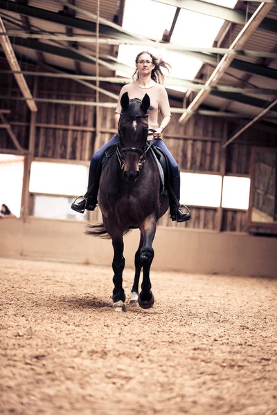 Lány lovaglás nő — Stock Fotó