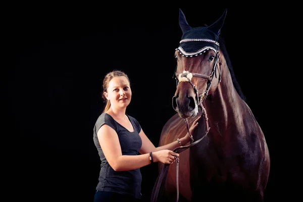 Mulher com seu cavalo — Fotografia de Stock