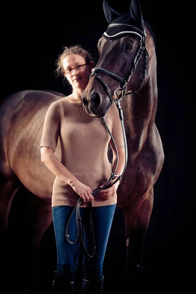 Γυναίκα με το άλογό της — Φωτογραφία Αρχείου