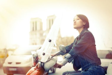 Scooter üzerinde genç Çinli erkek