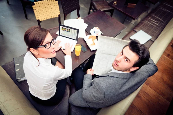 Молодая бизнес-пара в кафе — стоковое фото