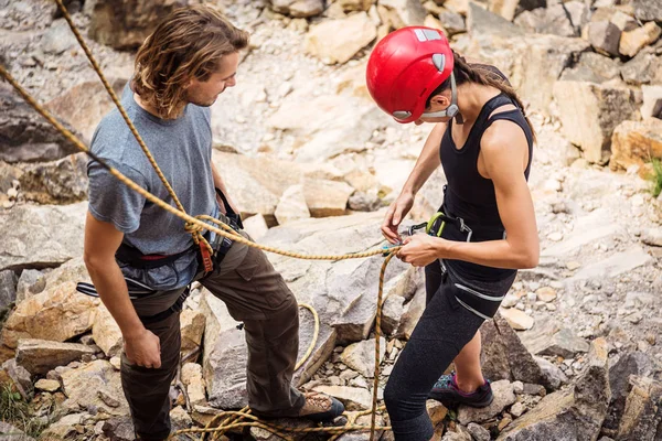 Jóvenes escaladores Comprobación de equipos —  Fotos de Stock