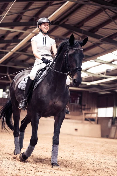 Menina jovem montando seu cavalo — Fotografia de Stock