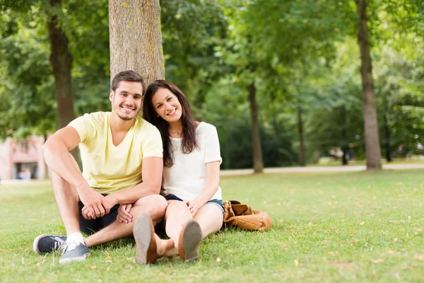 Young People Relaxing In The Park — Stock Photo, Image