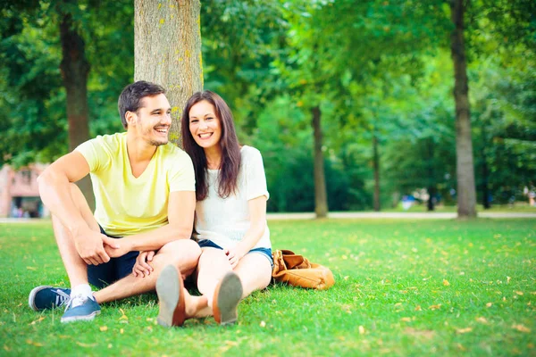 Young People Relaxing In The Park — Stock Photo, Image