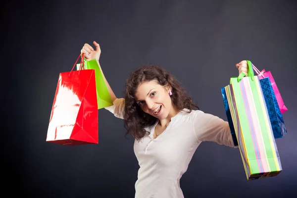 Jovem mulher aproveitando seu shopping Spree — Fotografia de Stock