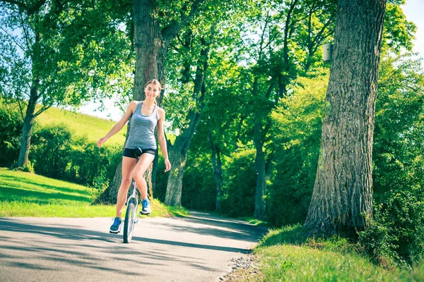 Young Woman Riding Her Unicycle — Stock Photo, Image