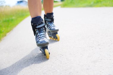 Satır içi paten genç kadınla