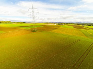 alanlar ve elektrik kule havadan görünümü