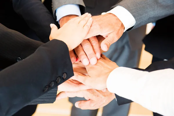 Business-Team som håller händerna ihop — Stockfoto