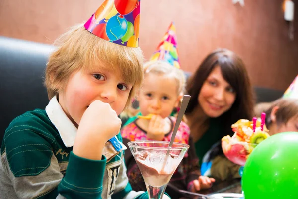 Famille Profiter d'une fête d'anniversaire — Photo
