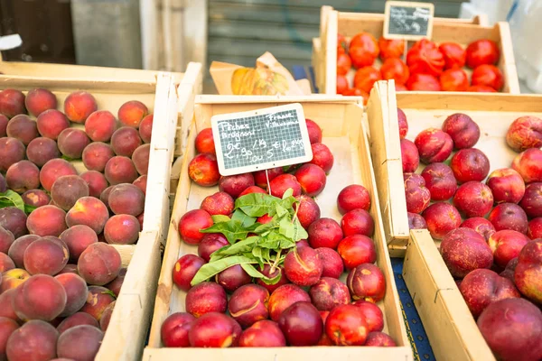 Verse producten op een markt In Zuid-Frankrijk — Stockfoto