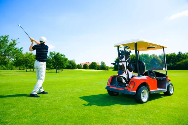 Mann spielt Golf — Stockfoto