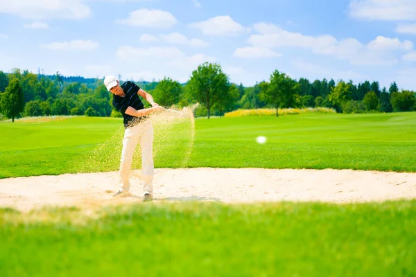 Homme jouant au golf — Photo