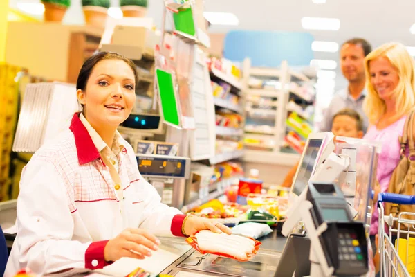 Funcționar de vânzări în supermarket — Fotografie, imagine de stoc