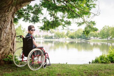 Tekerlekli sandalyede kadın kıdemli