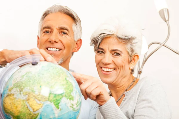 Senior Couple Planning Un giro del mondo — Foto Stock