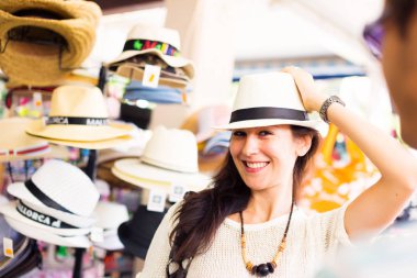 turistler için bir sunhat alışveriş
