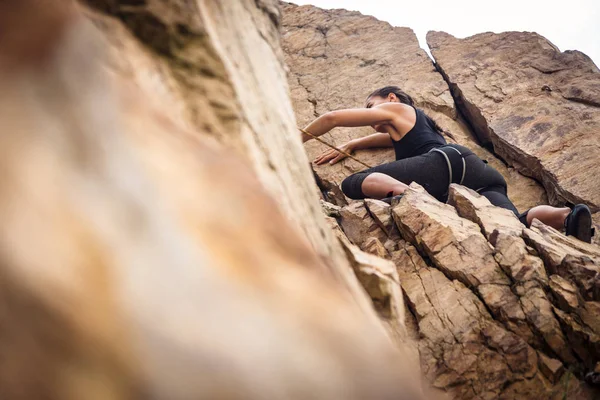 Jonge klimmer Rock Climbing — Stockfoto