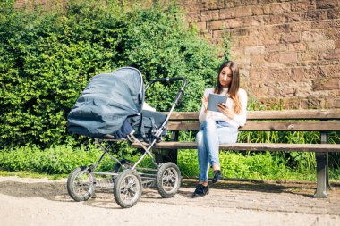 Genç anne ile bebek arabası park