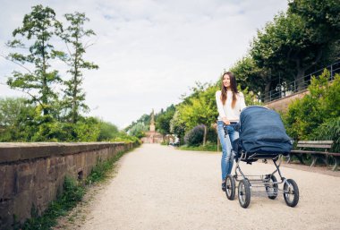 Genç anne ile bebek arabası park