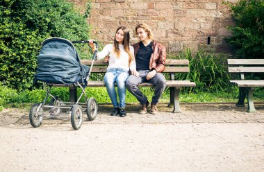 Anne ile bebek arabası park