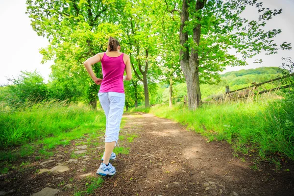 Ung kvinna jogging — Stockfoto