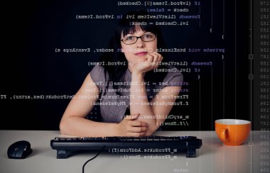 Genç kadın bir C-Sharp Program yazma