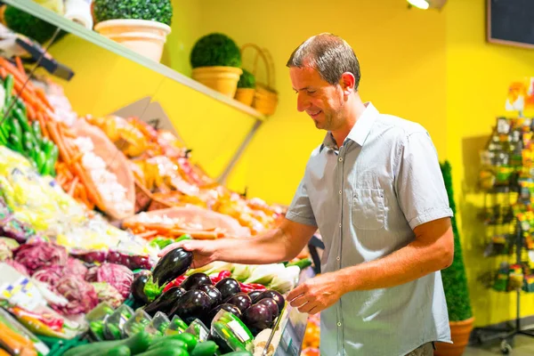 Volwassen Man in de supermarkt — Stockfoto