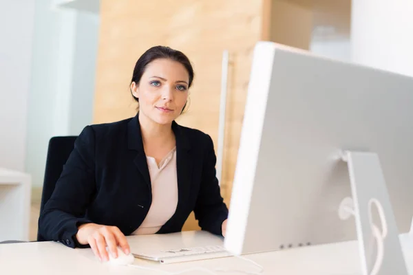 Businesswoman Sitting At Her Desk — Stock Photo, Image