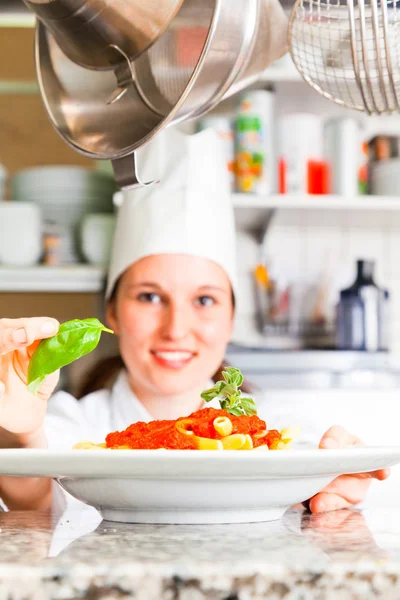 Koch bereitet Pasta zu — Stockfoto