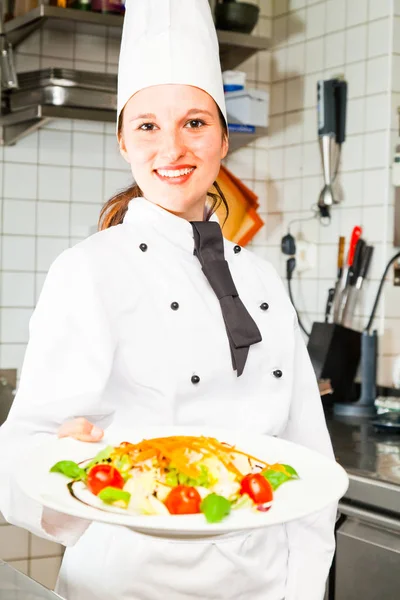 Kocken förbereder pasta — Stockfoto