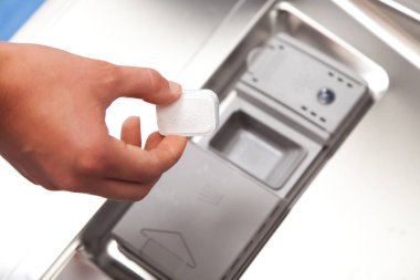 Deterjan bulaşık makinesi koyarak