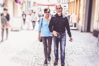 Üst düzey çift Tuebingen sokaklarında yürüyüş