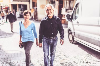 Üst düzey çift Tuebingen sokaklarında yürüyüş