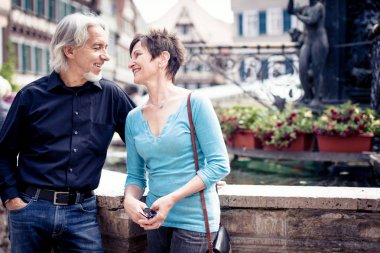 Üst düzey çift Tuebingen sokaklarında yürüyüş