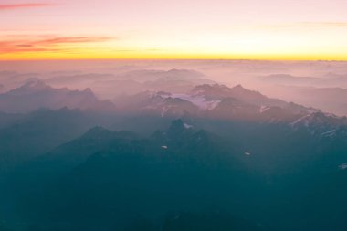 Avrupa Alpleri üzerinde gündoğumu