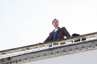 Köprüde duran Paris turizm