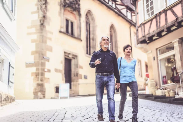 Idősebb pár, séta az utcán Tuebingen — Stock Fotó