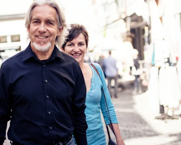 Casal sênior andando pelas ruas de Tuebingen — Fotografia de Stock