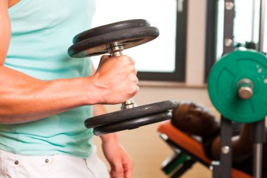 Spor salonunda genç vücut Oluşturucu