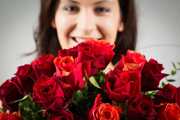 Femme tenant bouquet de roses — Photo