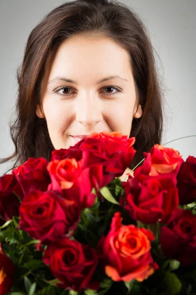 Femme tenant bouquet de roses — Photo