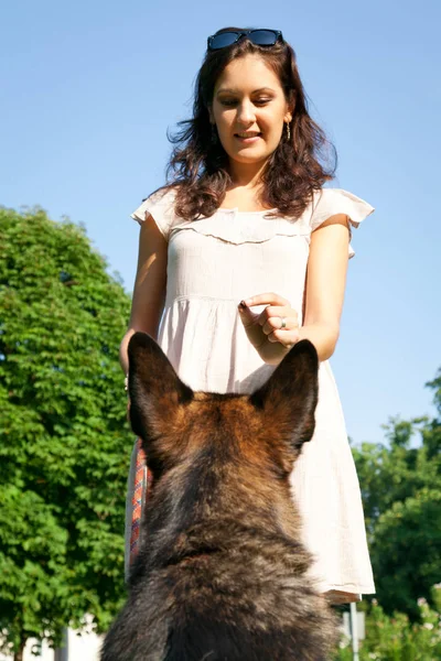 Femme avec son chien dans le parc — Photo