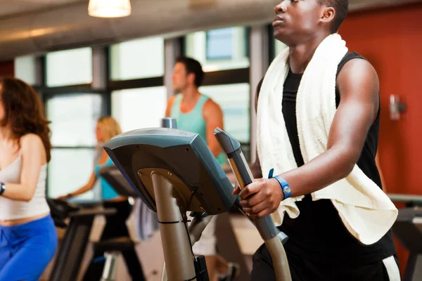 Jóvenes en el gimnasio — Foto de Stock