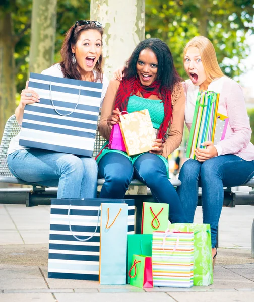 Unga kvinnor shopping — Stockfoto