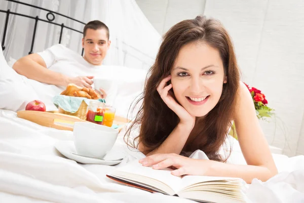 夫妻在床上吃早餐 — 图库照片