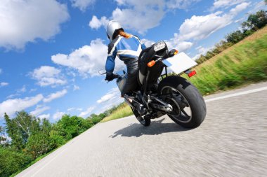 Yetişkin kadın onun motosiklet binme