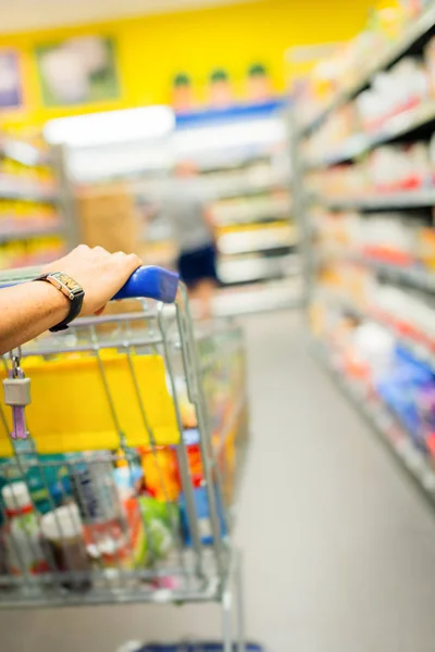 Erwachsene Frau im Supermarkt — Stockfoto